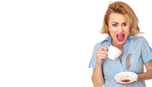 enlever les tâches de ses vêtements-café-chemise femme