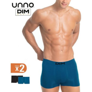 Modèle portant des boxers en coton élastique Unno DIM